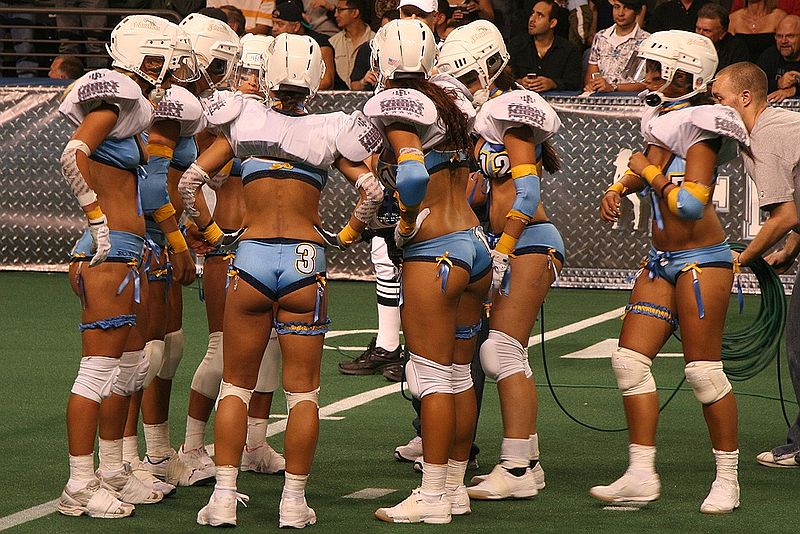 800px-San_Diego_Seduction_huddle.jpg