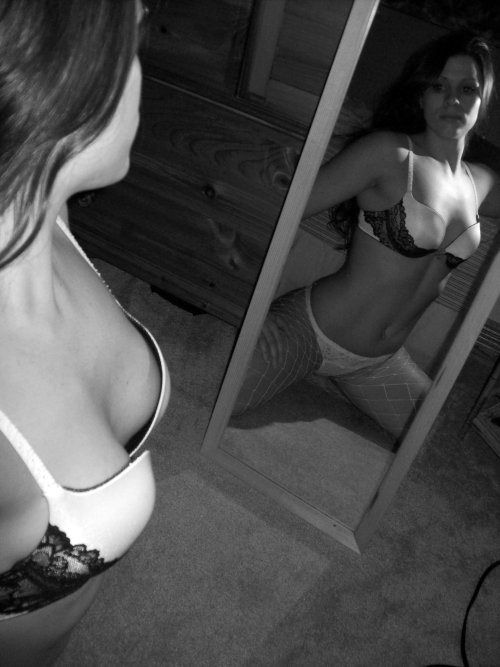 girls_and_mirror_40.jpg