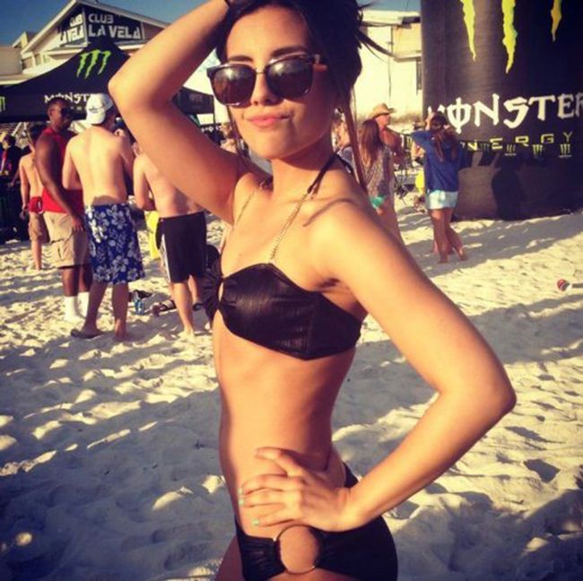 girls_in_bikini_19.jpg