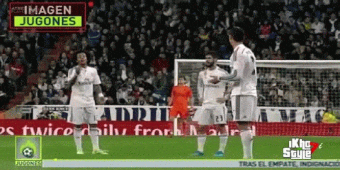 20150302marcelo-es-ronaldo-taktikai-megbeszelese1.gif