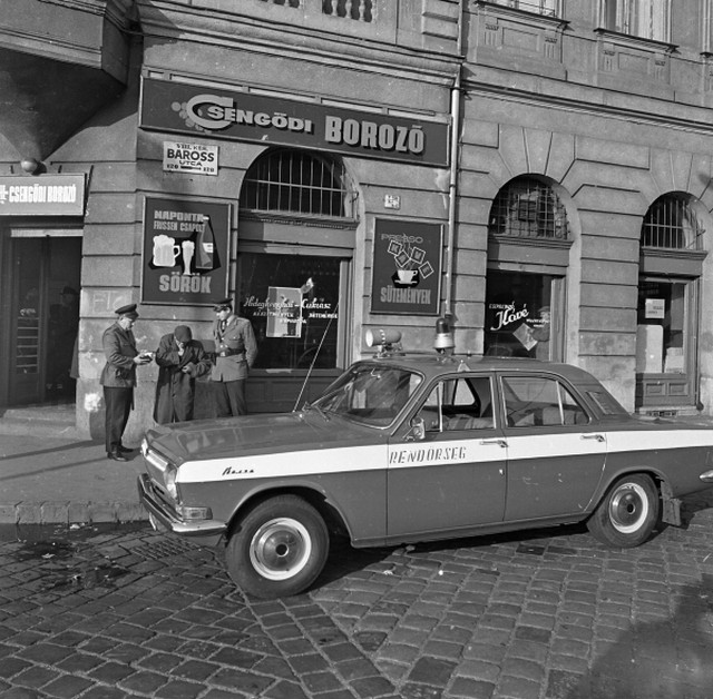 1972_magyar_rendorseg_gaz-24_volga_jarorautoval_budapesten_a_baross_utcaban.jpg